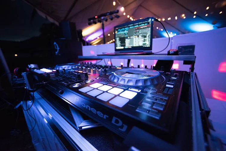 DJ