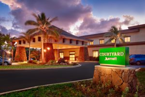 entrance to the courtyard marriott in hawaii
