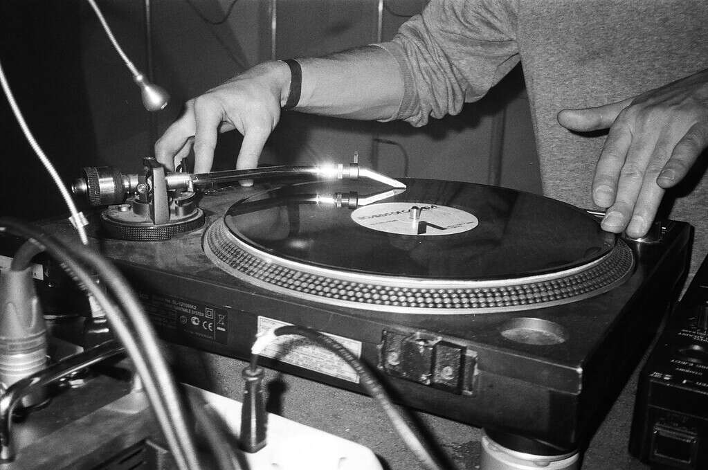 an image of wedding DJ in Hawaii like DJ D-Lyte while playing music