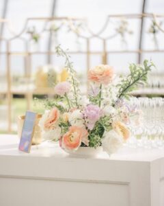 drink gazoz floral arrangement at wedding