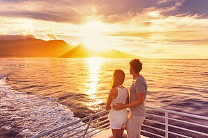 couple watching the sunset during wakiki sunset cruise